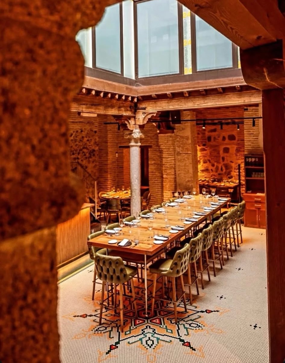 Alfileritos 24, restaurante en Toledo. Interiorismo de Triscaideca (foto 1)