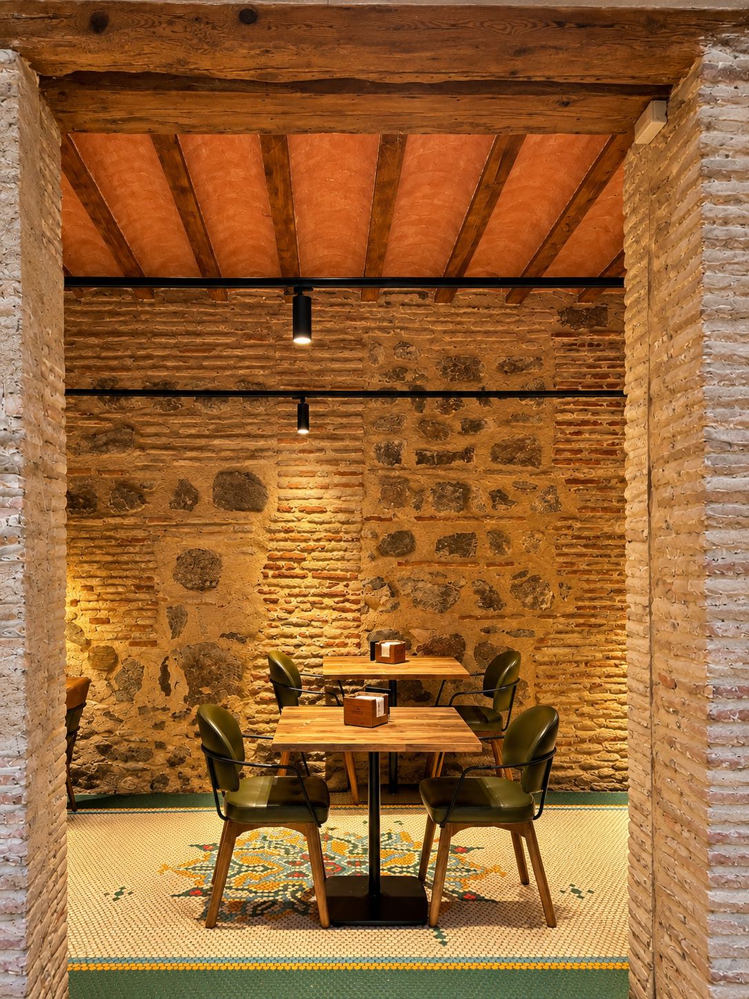 Alfileritos 24, restaurante en Toledo. Interiorismo de Triscaideca (foto 3)