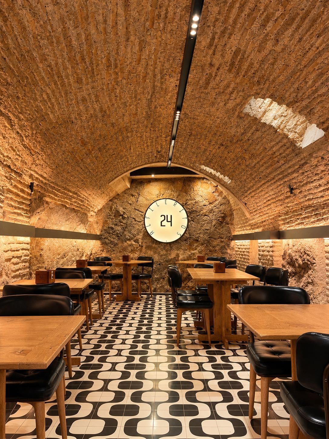 Alfileritos 24, restaurante en Toledo. Interiorismo de Triscaideca (foto 6)