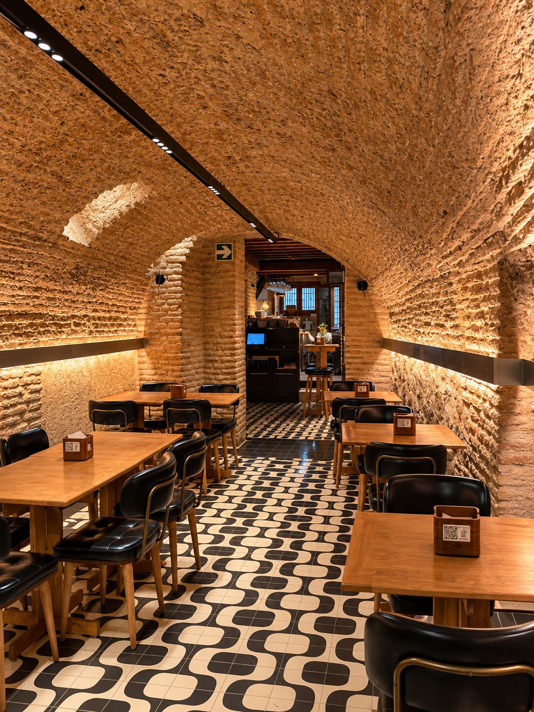 Alfileritos 24, restaurante en Toledo. Interiorismo de Triscaideca (foto 7)