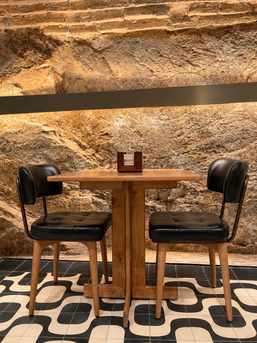 Alfileritos 24, restaurante en Toledo. Interiorismo de Triscaideca (foto 8)