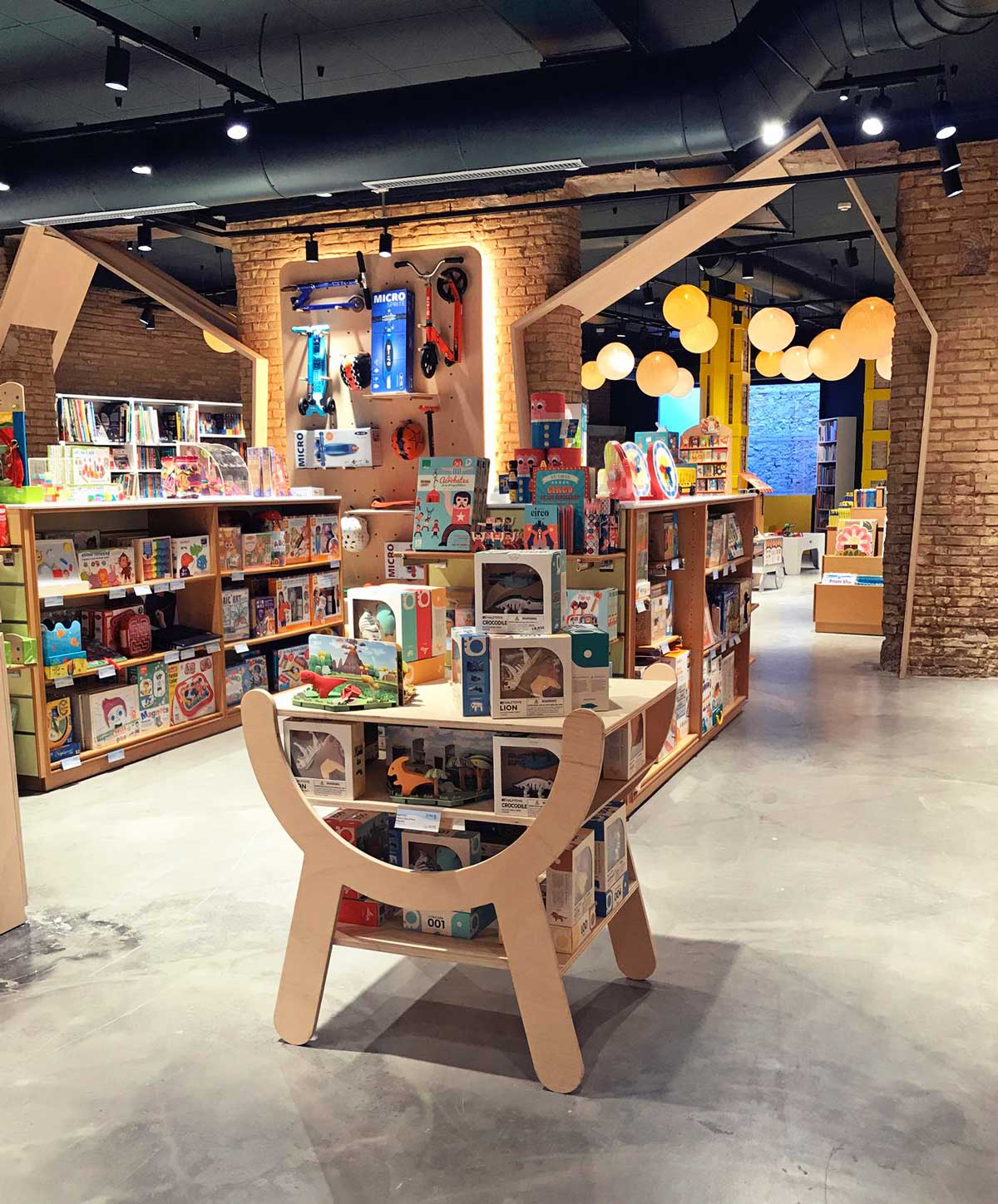 Dideco, juguetería en Valencia. Interiorismo de Triscaideca (foto 2)