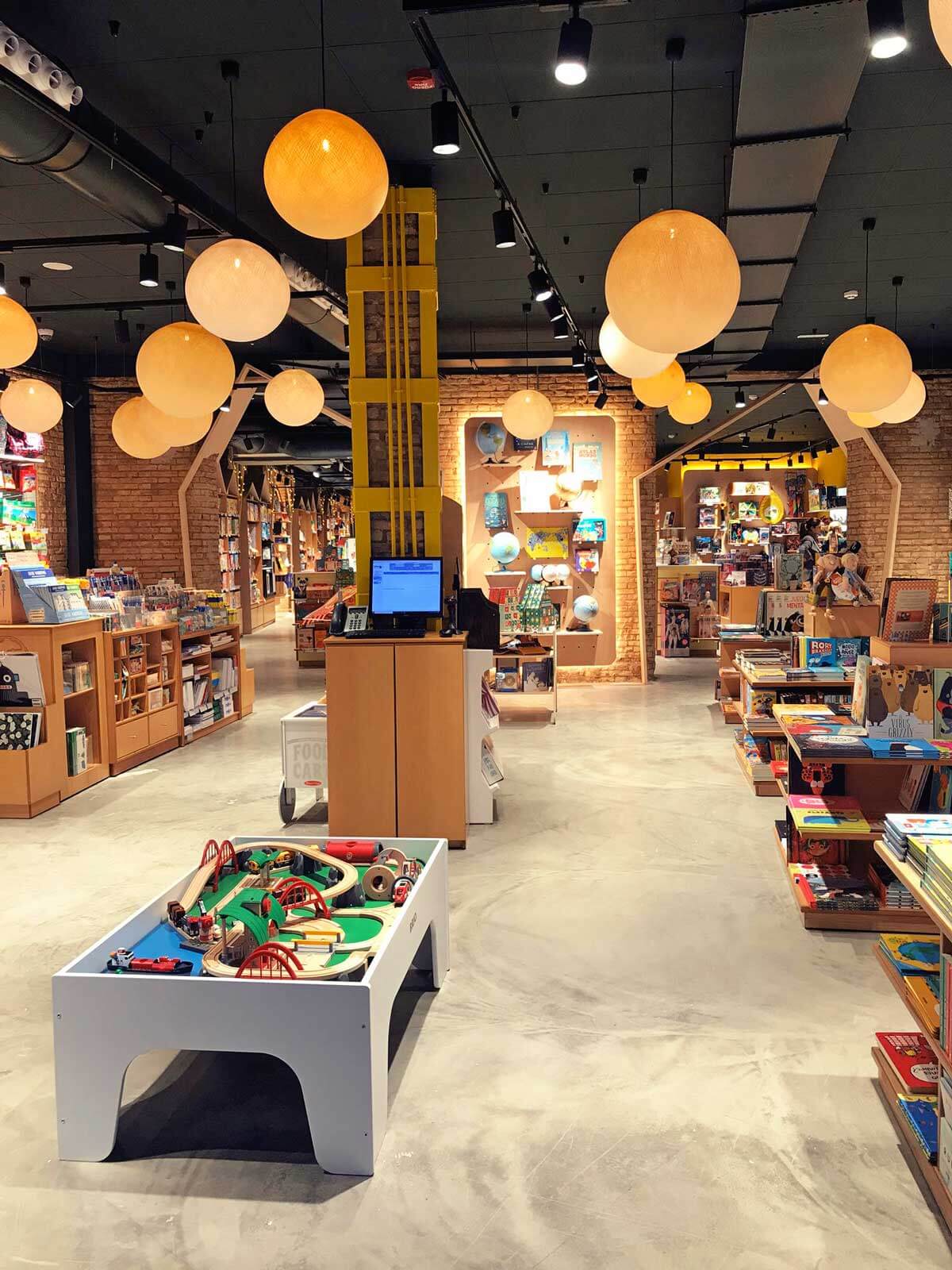 Dideco, juguetería en Valencia: proyecto de interiorismo de Triscaideca