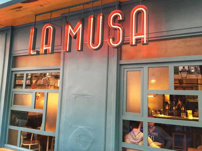 La Musa Malasaña, restaurante en Madrid: proyecto de interiorismo de Triscaideca