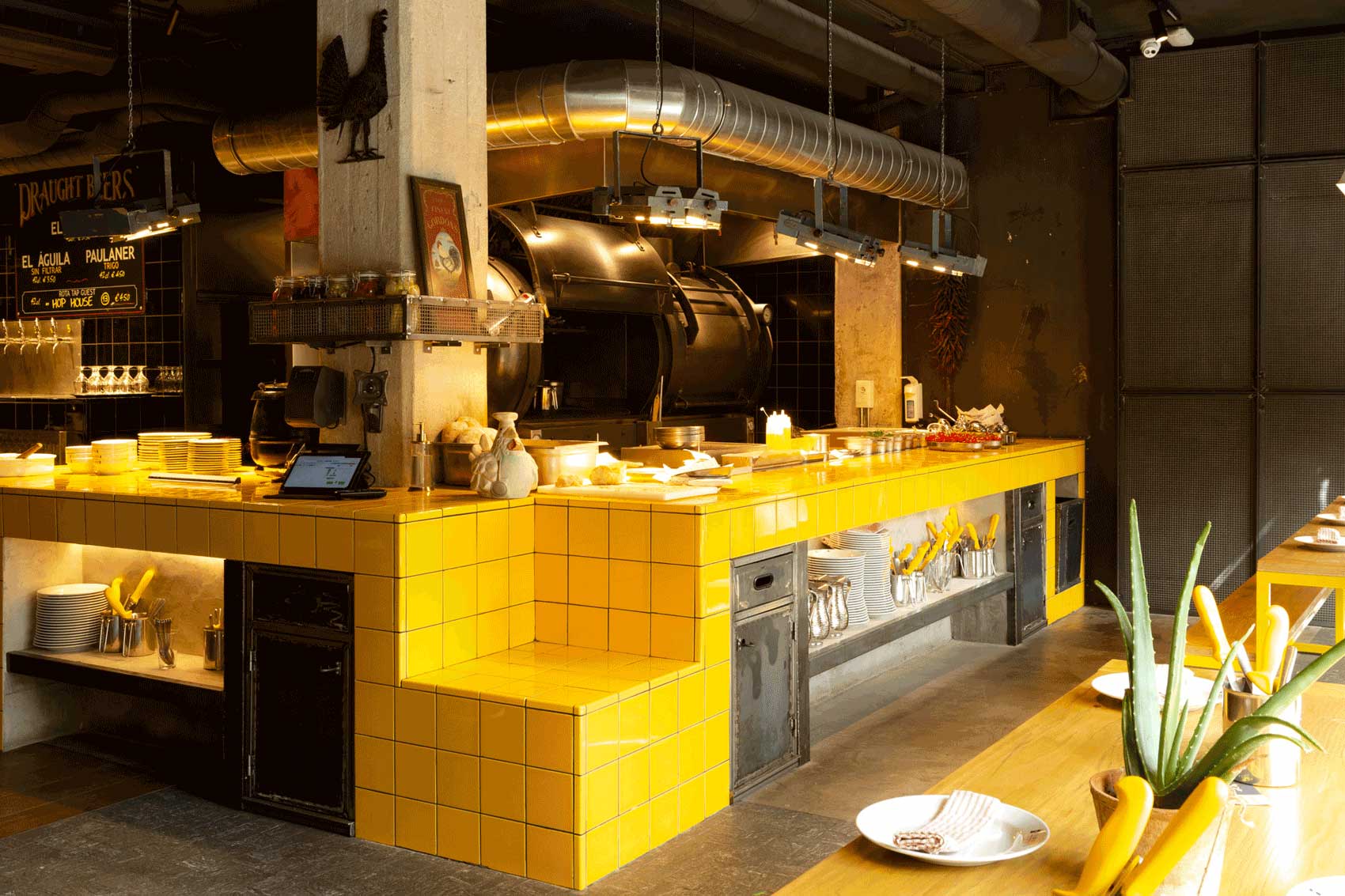 Limbo Player Two, asador y cervecería en Madrid. Interiorismo de Triscaideca (foto 3)