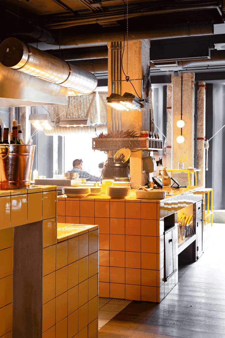 Limbo Player Two, asador y cervecería en Madrid. Interiorismo de Triscaideca (foto 4)