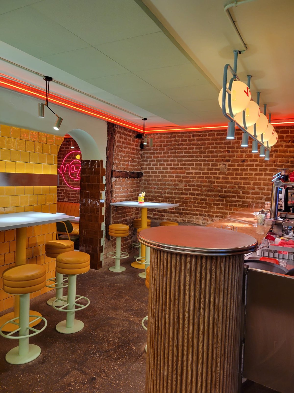 Mazal Bagels, restaurante en Madrid: proyecto de interiorismo de Triscaideca