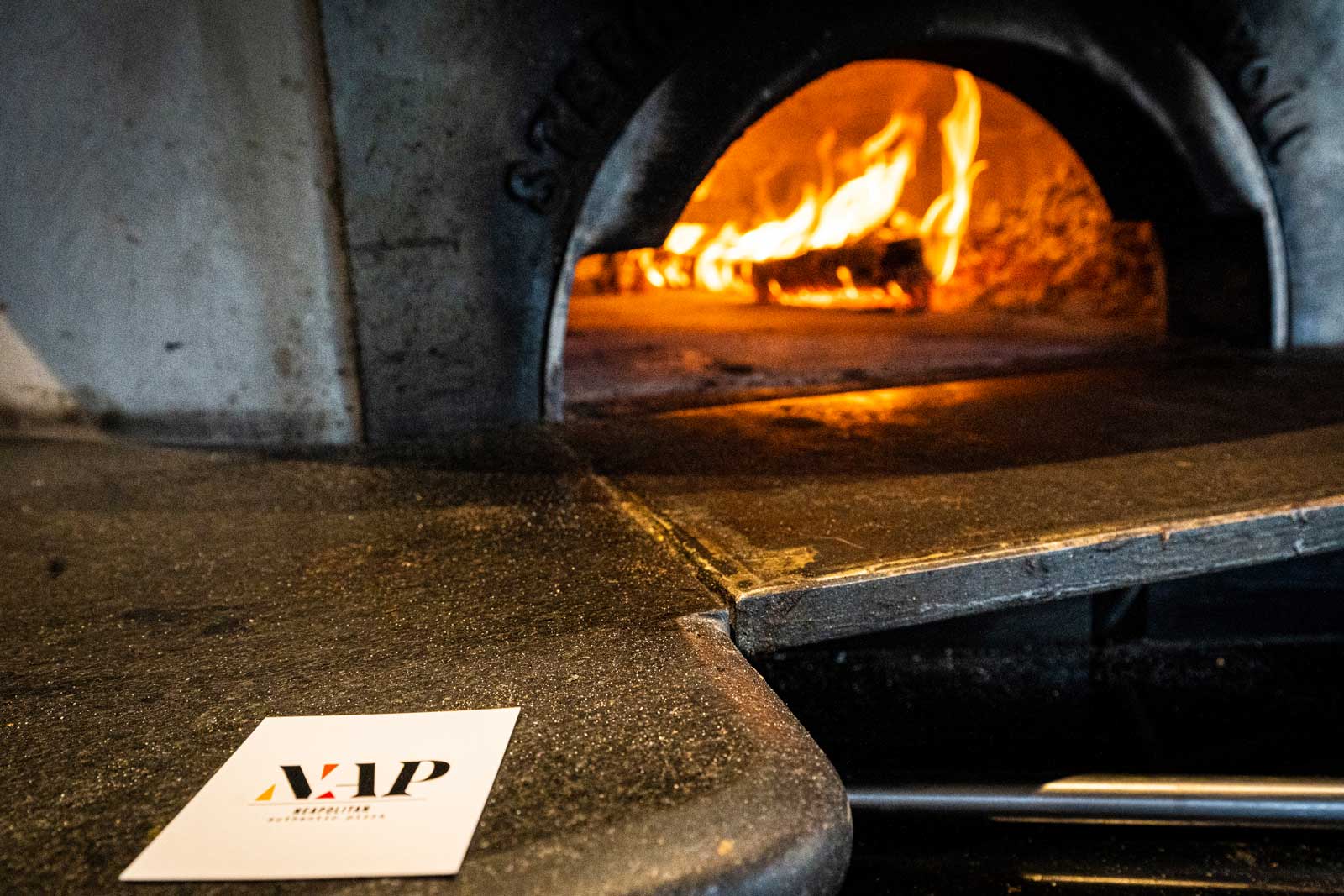 NAP Goya, pizzería en Madrid. Interiorismo de Triscaideca (foto 4)