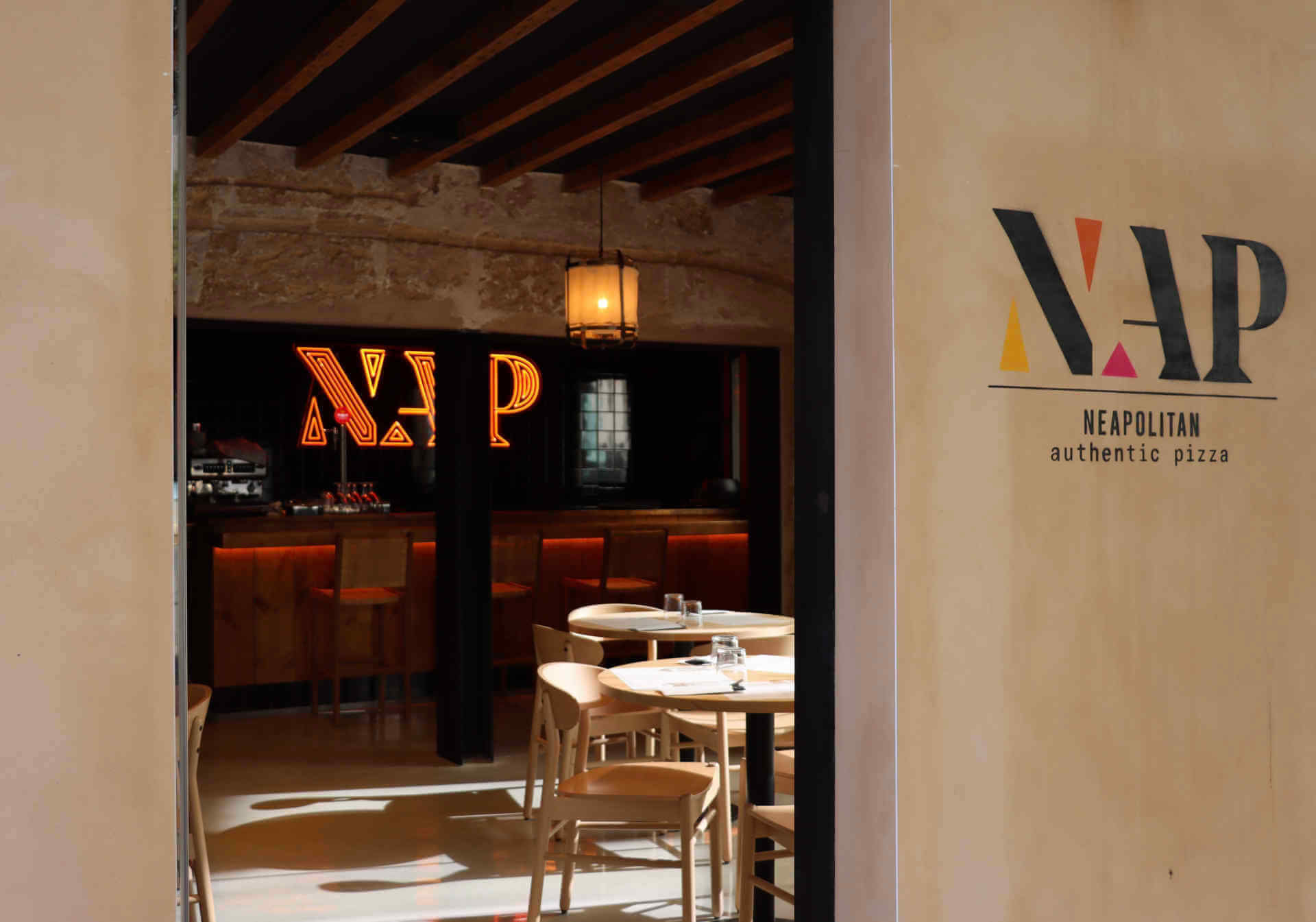 NAP Santa Catalina, pizzería en Palma. Interiorismo de Triscaideca (foto 7)