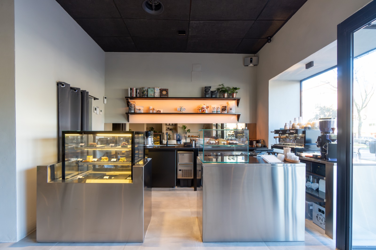 Ofi Café Madrid, cafetería en Madrid. Interiorismo de Triscaideca (foto 4)