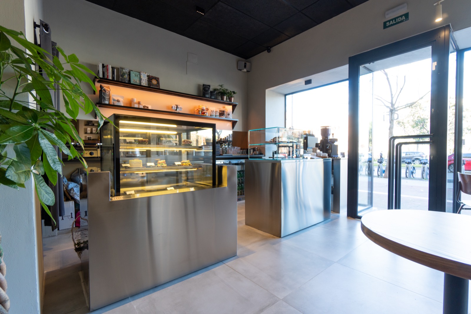 Ofi Café Madrid, cafetería en Madrid. Interiorismo de Triscaideca (foto 5)
