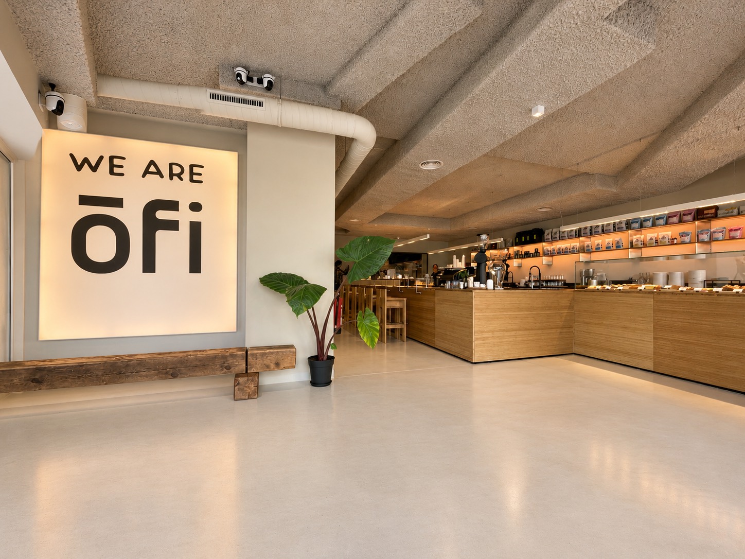 Ofi Café Valdebebas, cafetería en Madrid. Interiorismo de Triscaideca (foto 1)