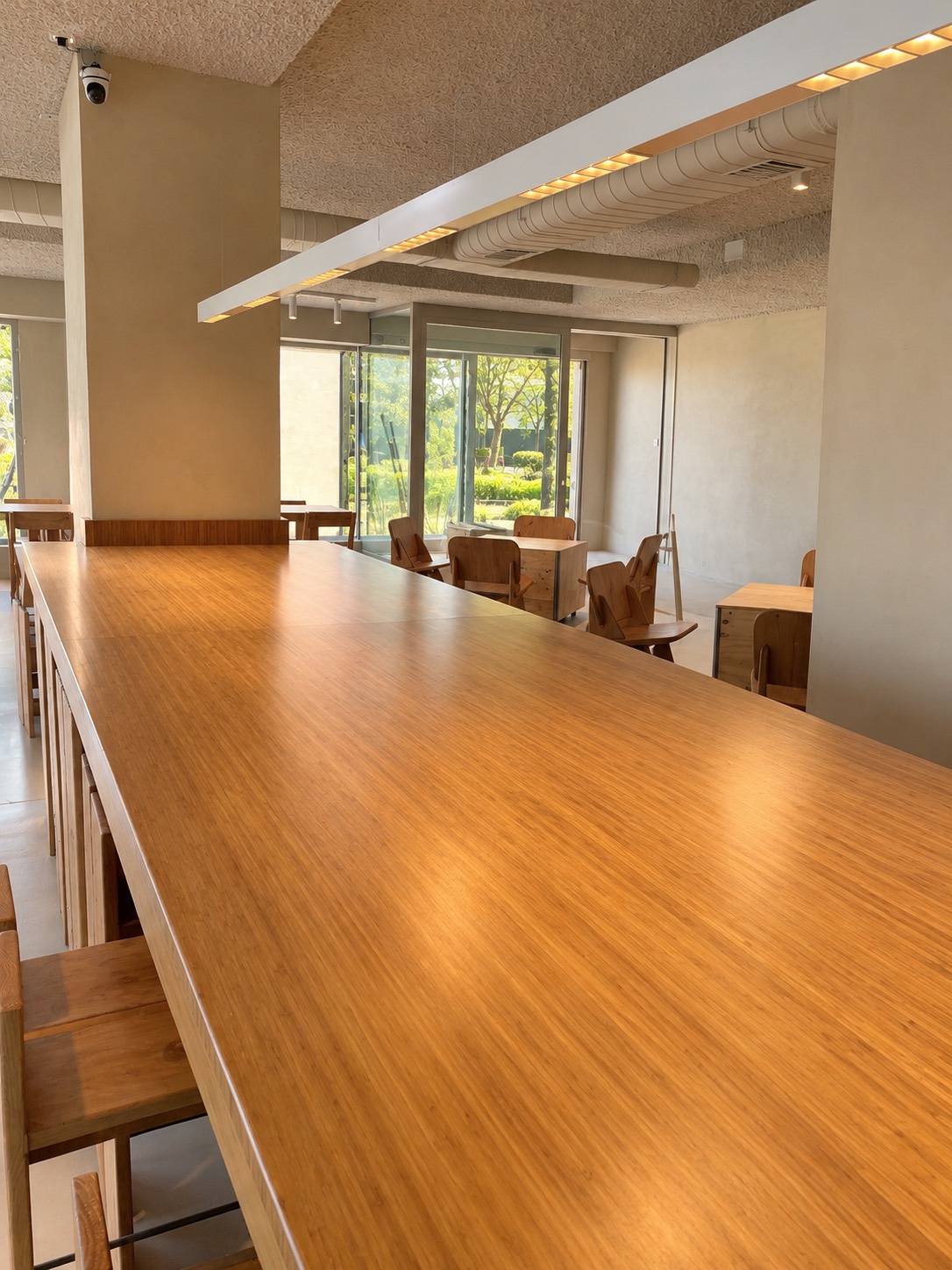 Ofi Café Valdebebas, cafetería en Madrid. Interiorismo de Triscaideca (foto 4)