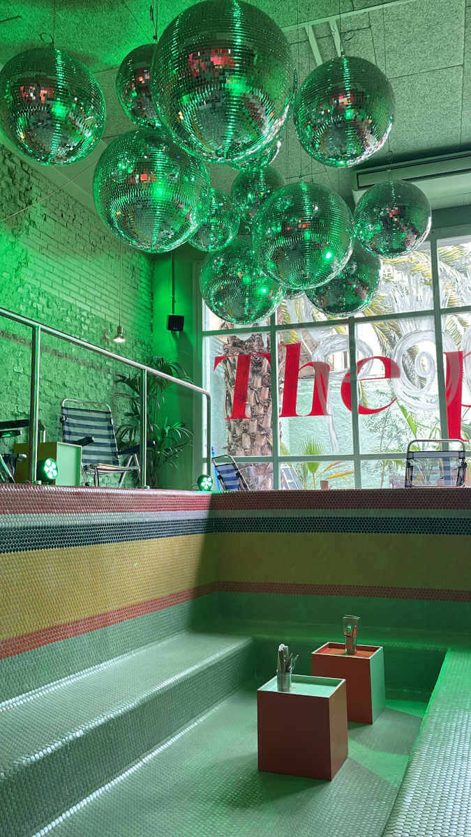 Ojalá Pool Bar, restaurante en Madrid. Interiorismo de Triscaideca (foto 1)