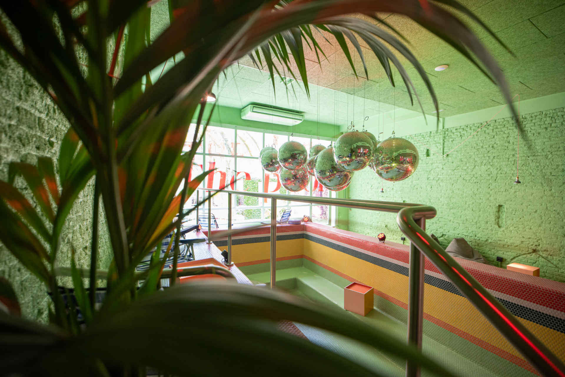 Ojalá Pool Bar, restaurante en Madrid. Interiorismo de Triscaideca (foto 2)