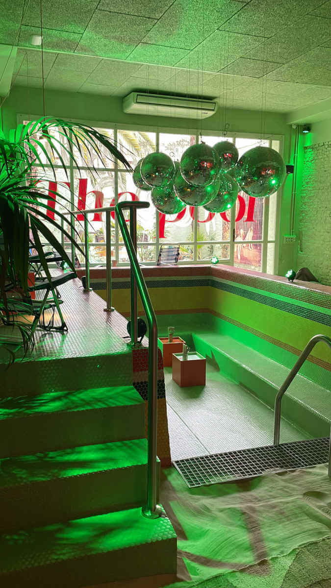Ojalá Pool Bar, restaurante en Madrid: proyecto de interiorismo de Triscaideca