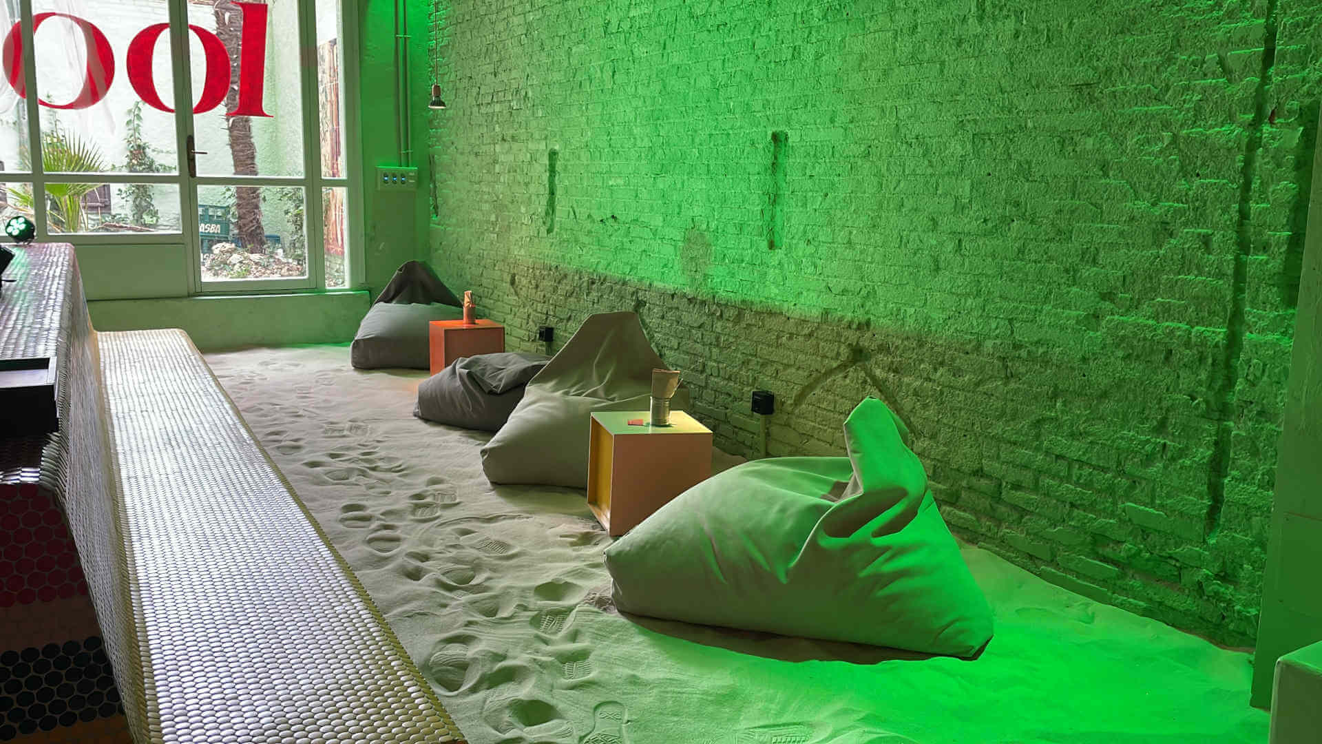 Ojalá Pool Bar, restaurante en Madrid. Interiorismo de Triscaideca (foto 6)