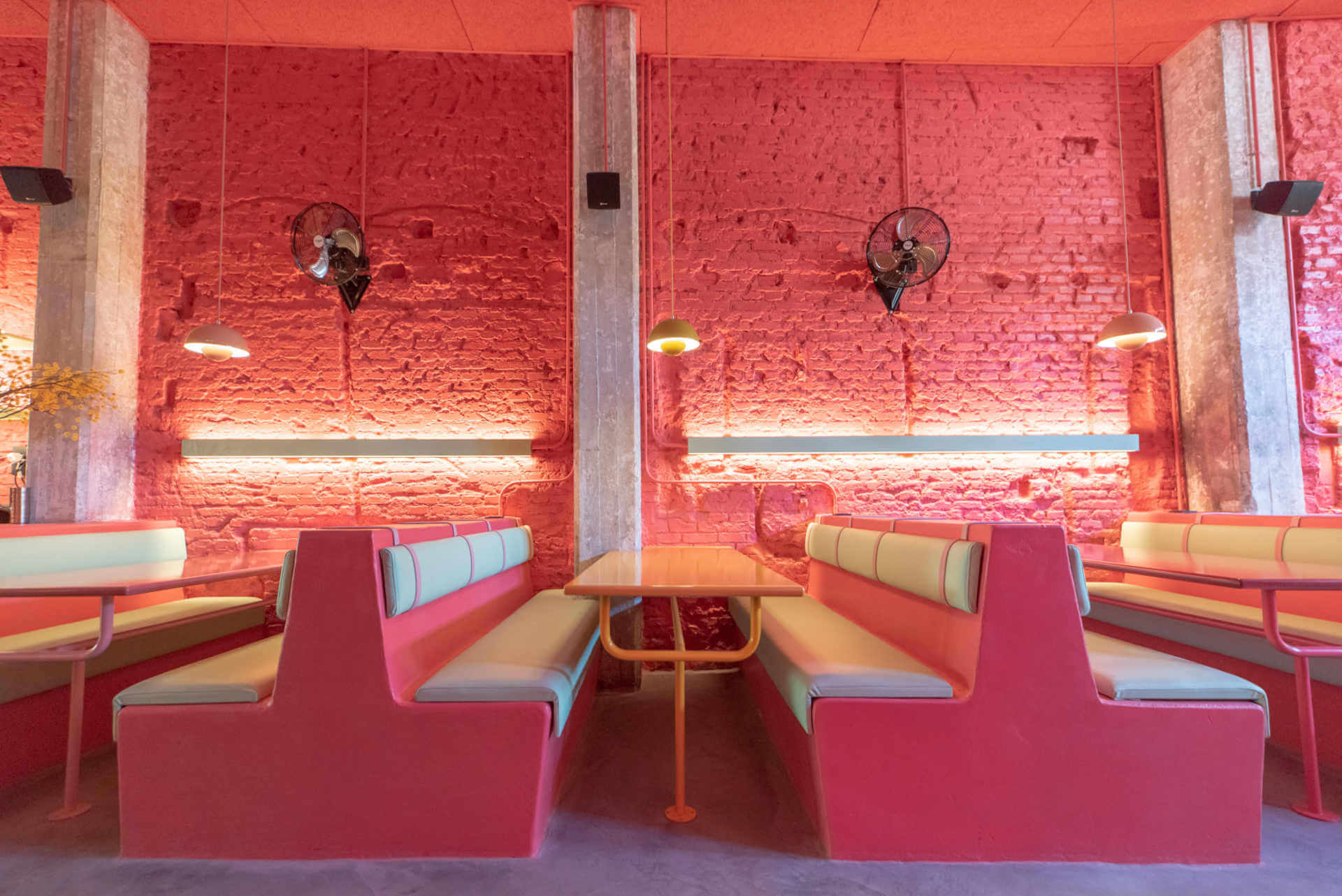 Ojalá Pool Bar, restaurante en Madrid. Interiorismo de Triscaideca (foto 11)