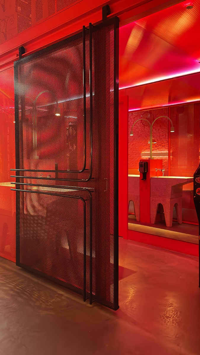 Ojalá Pool Bar, restaurante en Madrid. Interiorismo de Triscaideca (foto 15)