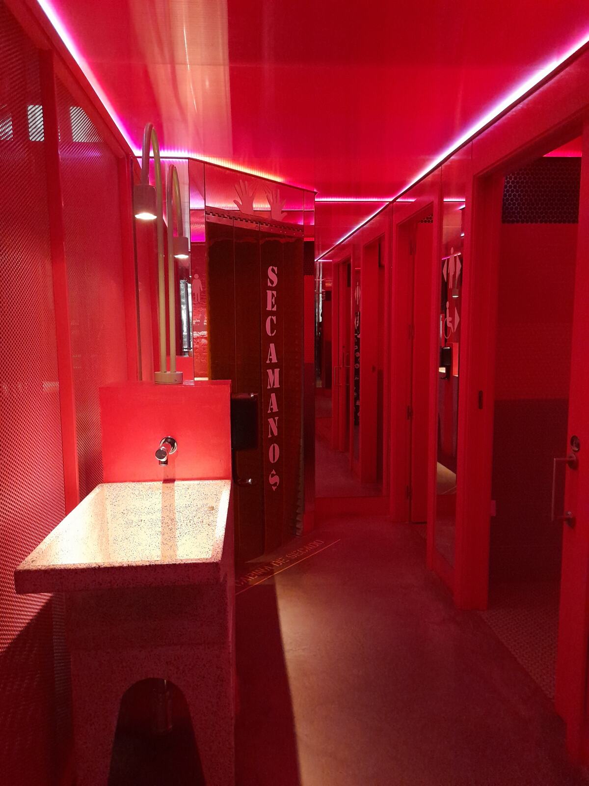 Ojalá Pool Bar, restaurante en Madrid. Interiorismo de Triscaideca (foto 24)