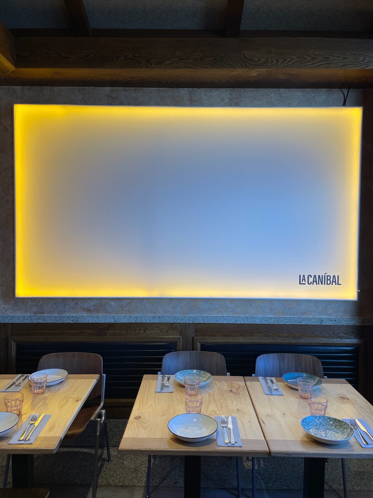 Salón La Caníbal, restaurante en Madrid. Interiorismo de Triscaideca (foto 1)