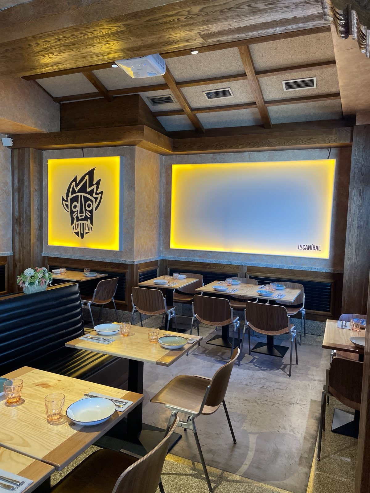 Salón La Caníbal, restaurante en Madrid. Interiorismo de Triscaideca (foto 3)