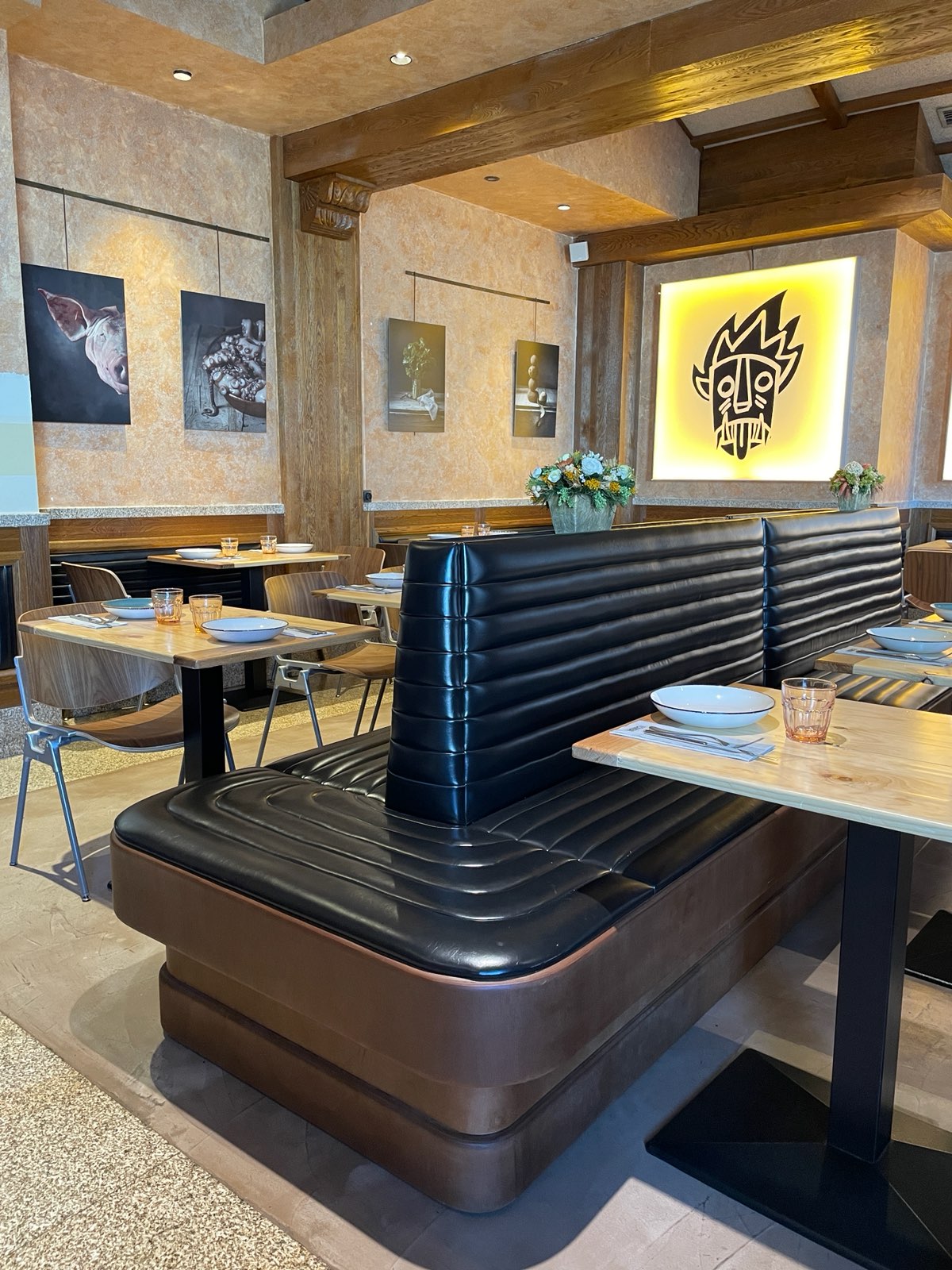 Salón La Caníbal, restaurante en Madrid. Interiorismo de Triscaideca (foto 4)