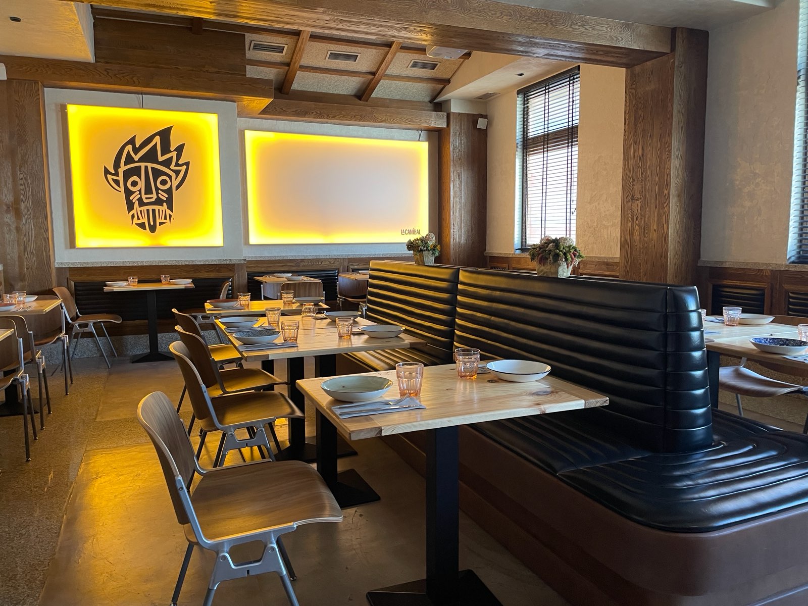 Salón La Caníbal, restaurante en Madrid. Interiorismo de Triscaideca (foto 7)
