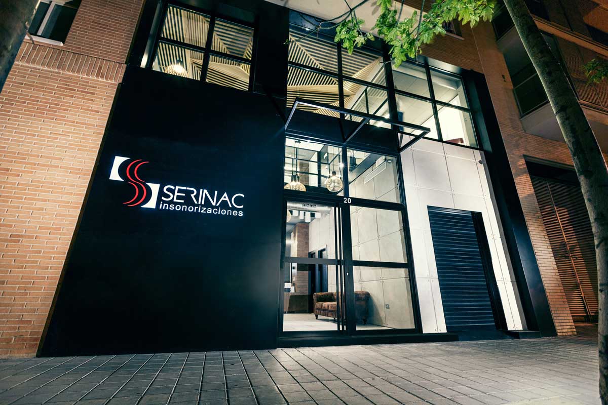 Serinac, oficinas en Alicante. Interiorismo de Triscaideca (foto 1)