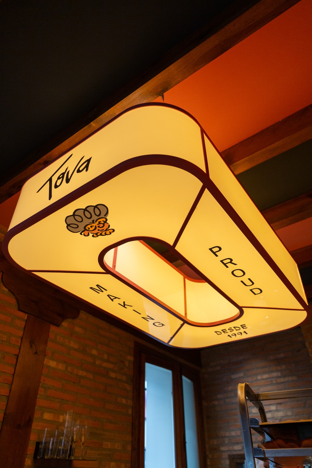 Tova Bakery, tienda en Madrid. Interiorismo de Triscaideca (foto 4)